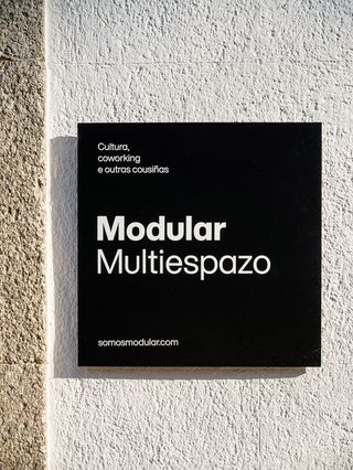 Rótulo de entrada de Modular Multiespazo na rúa do Pombal