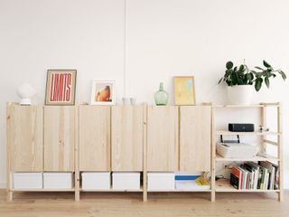 Estantería e detalle do interior do coworking Modular